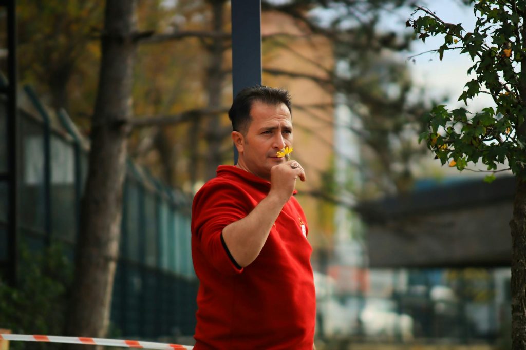 Kocaelispor and Göztepe players in action on the field during a competitive match with a crowd of spectators in the backgroun